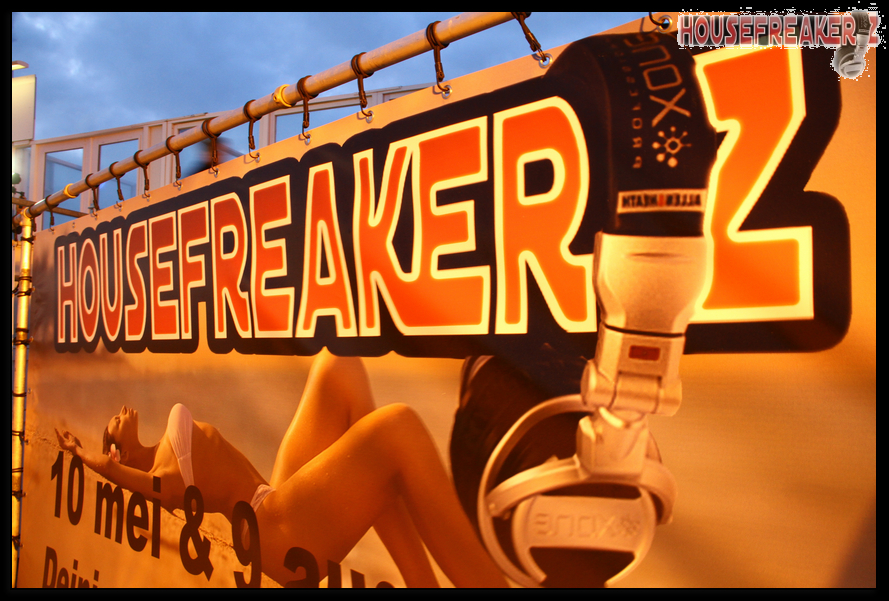 889x601 pixels (691K)